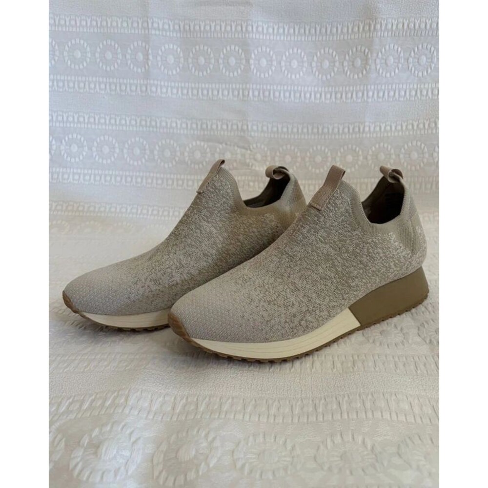Baretraps Pringer Slip On Sneakers Womens 9 NWOT Beige Knit Gum Sole Comfort